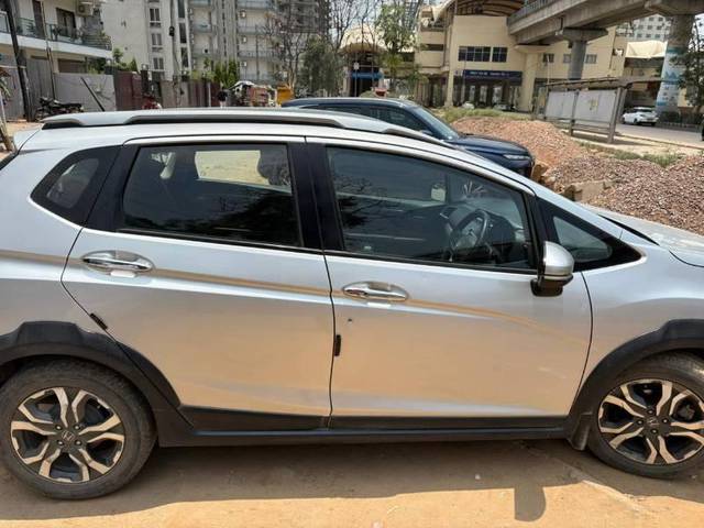 https://images10.gaadi.com/usedcar_image/4605947/original/processed_661a6d7a-d206-4e76-964f-74b39cc54c50.jpeg?imwidth=6400