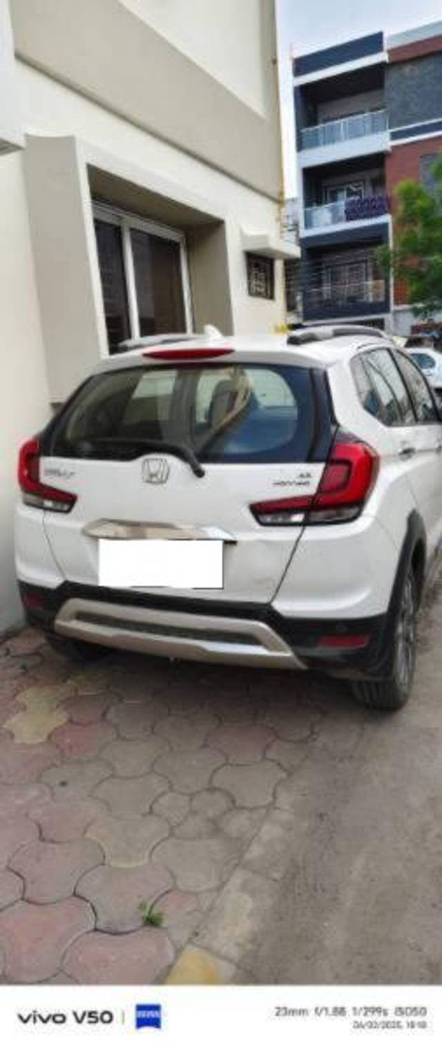 https://images10.gaadi.com/usedcar_image/4605955/original/processed_af73b3d3-a6a2-4a60-827d-7800d840508b.jpg?imwidth=6402