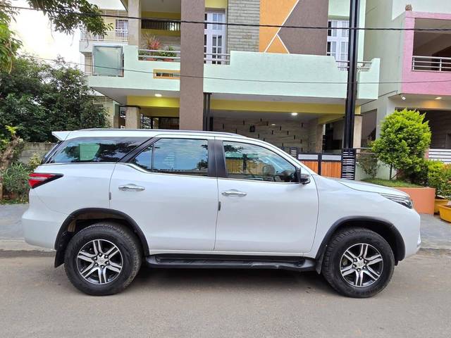 https://images10.gaadi.com/usedcar_image/4605990/original/processed_0317cd4c-10d7-4267-97c1-03168e5c365f.jpg?imwidth=6401