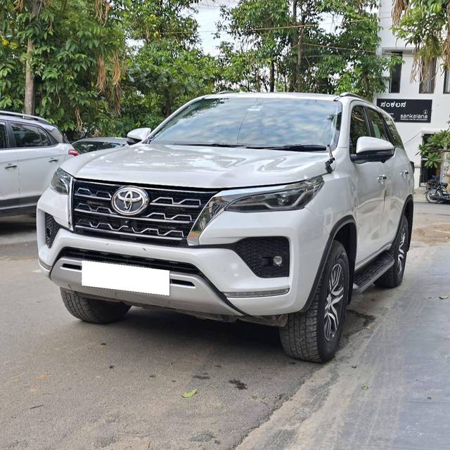 https://images10.gaadi.com/usedcar_image/4605990/original/processed_4c5ca09e-5d8a-4e13-b01d-180a9db278a0.jpg?imwidth=6402