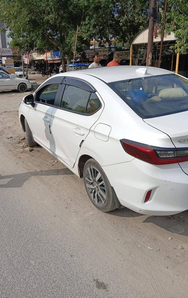 https://images10.gaadi.com/usedcar_image/4606073/original/processed_65cbfe926b6ed07df8768e0c8029e758.jpg?imwidth=6402