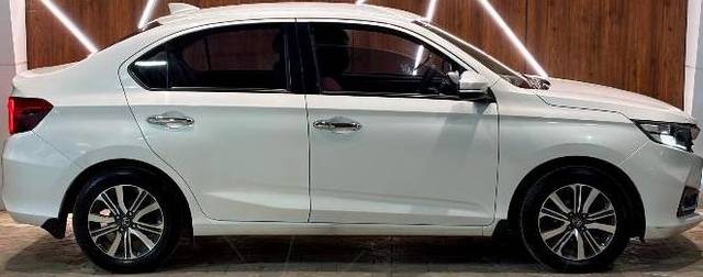 https://images10.gaadi.com/usedcar_image/4606152/original/processed_5dddd080644ec7c8e57842f36b7fc403.jpg?imwidth=6401