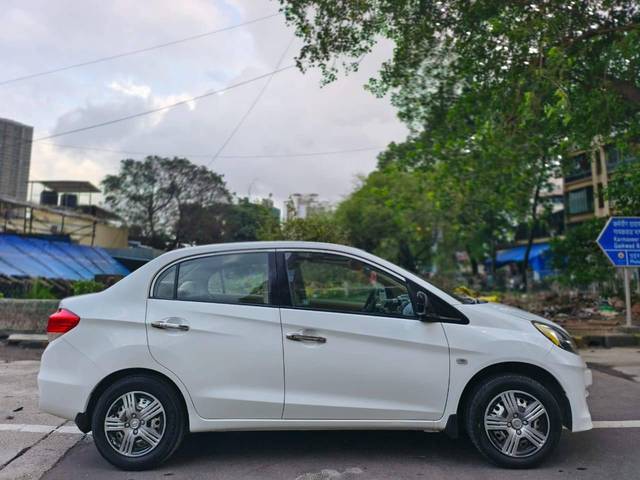 https://images10.gaadi.com/usedcar_image/4606352/original/processed_0cacb436657aa8c7a8fb7377c815eff6.jpg?imwidth=6401