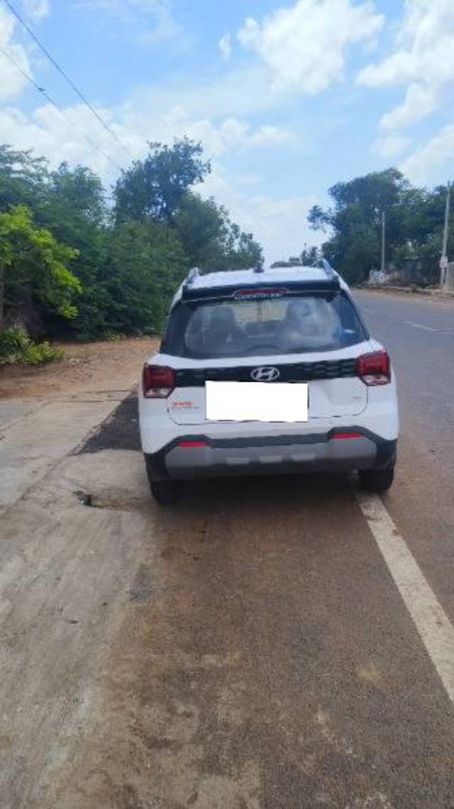 https://images10.gaadi.com/usedcar_image/4606379/original/processed_62ae3a17-0b81-4172-9a3d-d50e3017143a.jpg?imwidth=6401