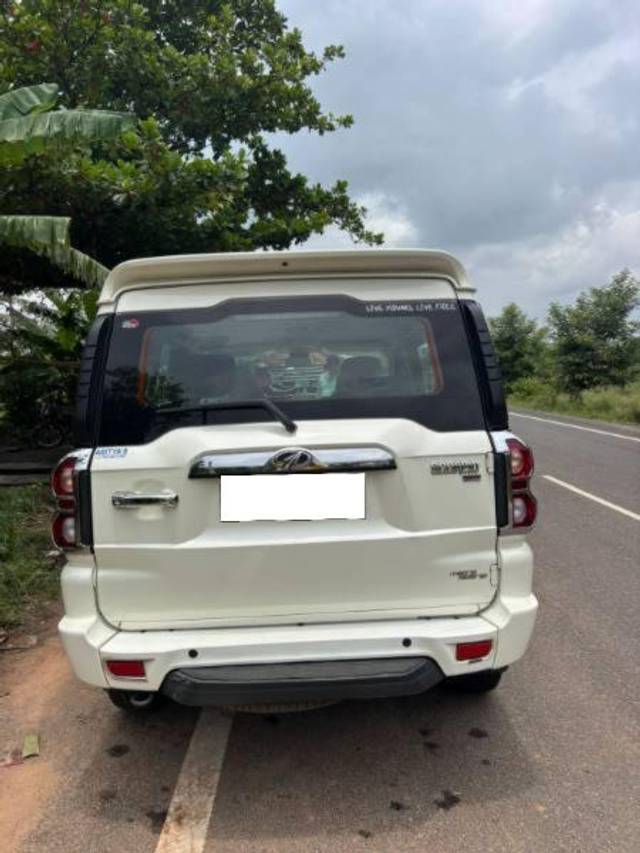 https://images10.gaadi.com/usedcar_image/4606386/original/processed_21723c27-bf40-4b52-bc3f-9dcd9edc8a17.jpg?imwidth=6402