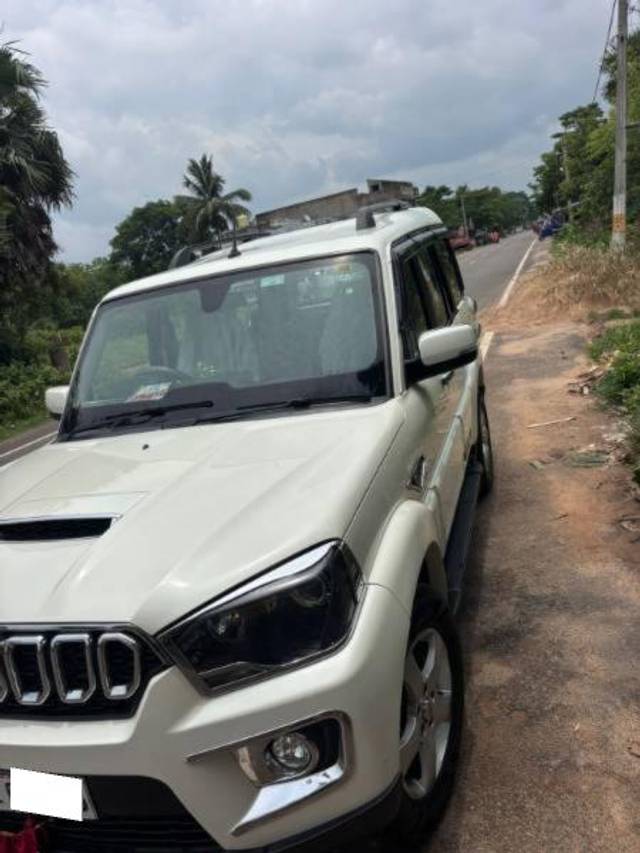 https://images10.gaadi.com/usedcar_image/4606386/original/processed_86fe6708-fcf0-411c-95a6-028d4f2b438f.jpg?imwidth=6400