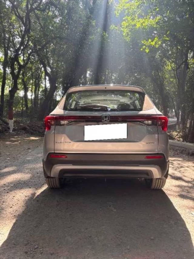 https://images10.gaadi.com/usedcar_image/4606392/original/processed_14ca2577-3136-48ac-9e68-beca9c194f3a.jpeg?imwidth=6401