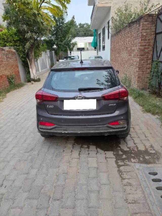 https://images10.gaadi.com/usedcar_image/4606460/original/processed_69507ee1-3b90-4f83-9a8d-325a5c0c5811.jpg?imwidth=6402