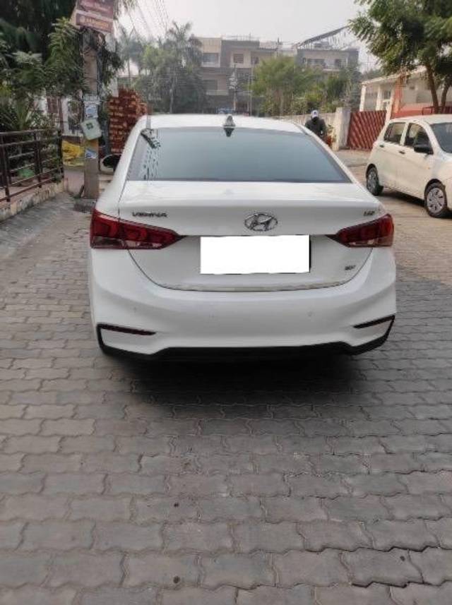 https://images10.gaadi.com/usedcar_image/4606709/original/processed_0982b0c1-b5ba-482a-9f7a-cdf928a586e2.jpeg?imwidth=6401