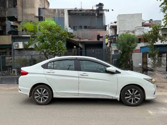 https://images10.gaadi.com/usedcar_image/4606790/original/processed_c43d9878-cf98-4d1a-89d6-2308a2ab423d.jpeg?imwidth=6401