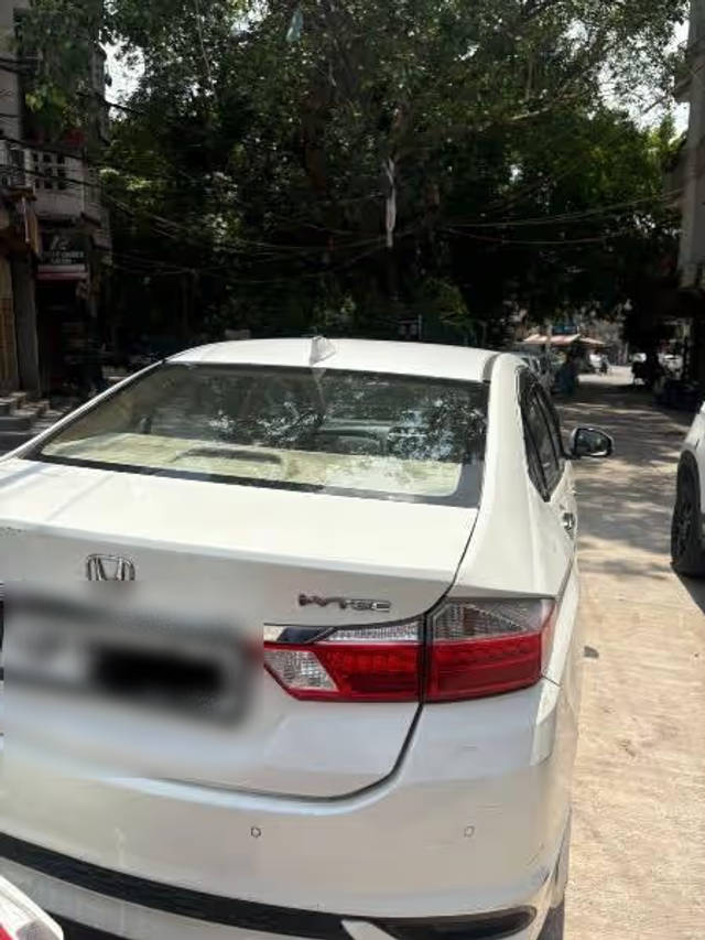 https://images10.gaadi.com/usedcar_image/4606909/original/be3f2178-adf0-40d0-bf4f-c532e49d70a0.png?imwidth=6401