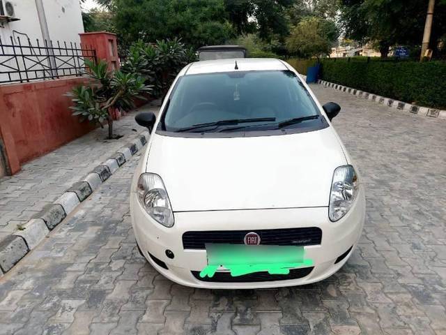 https://images10.gaadi.com/usedcar_image/4606994/original/processed_processed_91701049-0433-4640-8d99-0828aac0ecd2.jpg?imwidth=6400
