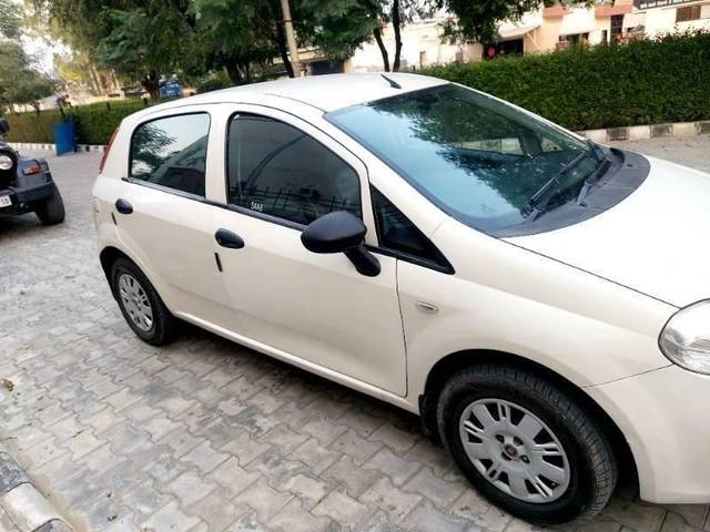https://images10.gaadi.com/usedcar_image/4606994/original/processed_processed_b7a39c35-33e3-45e1-89e2-906a412ee7ab.jpg?imwidth=6401