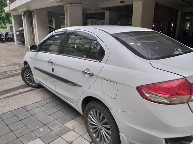 https://images10.gaadi.com/usedcar_image/4607005/original/processed_2387004d-3857-424d-8243-c56112a5696b.jpg?imwidth=6401