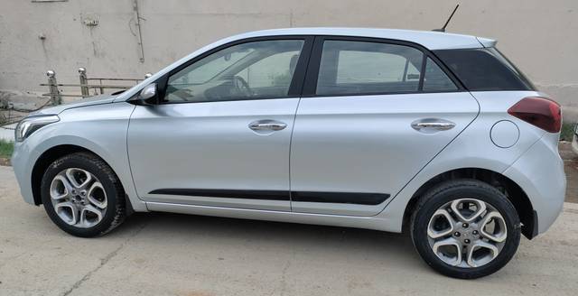 https://images10.gaadi.com/usedcar_image/4607096/original/2d8f87c65e13b51f9c2cb3340ce490cc.jpg?imwidth=6402