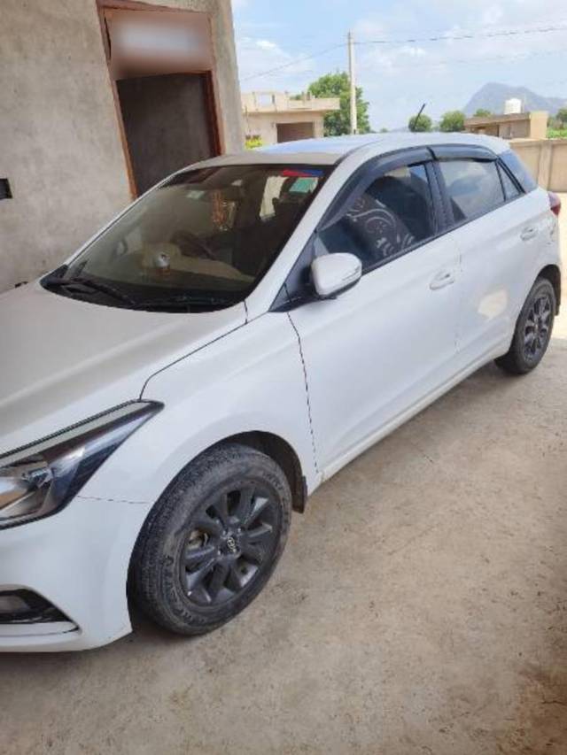 https://images10.gaadi.com/usedcar_image/4607147/original/processed_40a3cfd0-0cc0-438e-bef4-4c2c8cb64bca.jpg?imwidth=6400