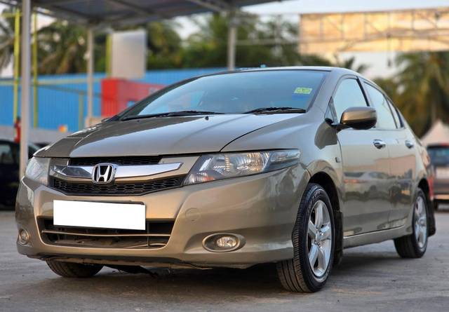 https://images10.gaadi.com/usedcar_image/4607175/original/processed_323973541cf6d872915178467fbd8f93.jpg?imwidth=6402