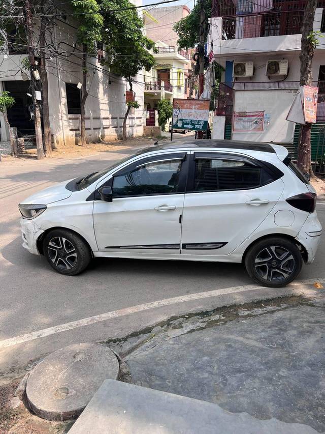 https://images10.gaadi.com/usedcar_image/4607248/original/processed_f09de3ff712cb21d5a2b8eaca7cc65f4.jpg?imwidth=6401