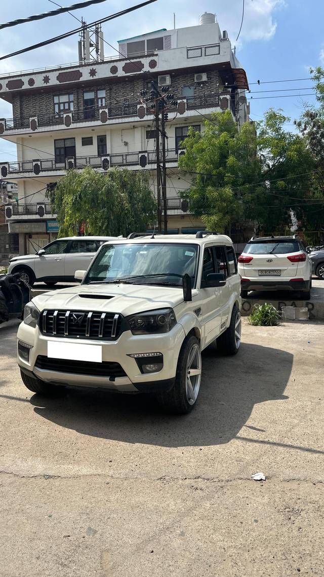 https://images10.gaadi.com/usedcar_image/4607340/original/processed_3d48bac9-d995-463e-998b-4da5222a61ea.jpg?imwidth=6402