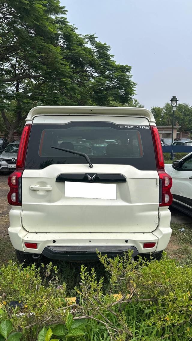 https://images10.gaadi.com/usedcar_image/4607340/original/processed_4442eb2f-27b5-4671-aa95-38bc4944ced4.jpg?imwidth=6401