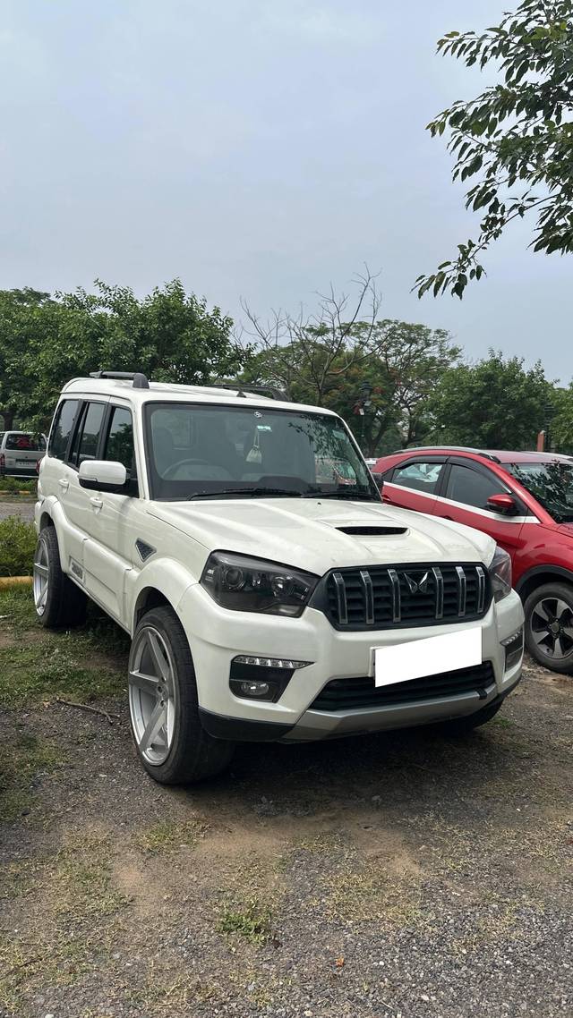https://images10.gaadi.com/usedcar_image/4607340/original/processed_d9076326-fd08-48c1-8996-1feb5142777b.jpg?imwidth=6400