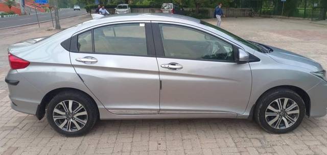 https://images10.gaadi.com/usedcar_image/4607349/original/processed_672c01eda42b82aecdb06a0cbafc2922.jpg?imwidth=6401
