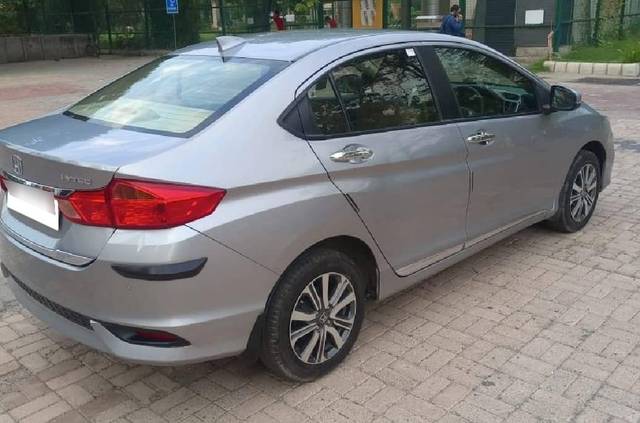 https://images10.gaadi.com/usedcar_image/4607349/original/processed_d21cec6b43078605106ce374eb2c8a7c.jpg?imwidth=6402