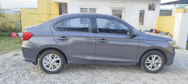 https://images10.gaadi.com/usedcar_image/4607353/original/9185c24ac5f7a9a342b24a7ef4788a7d.jpg?imwidth=6401