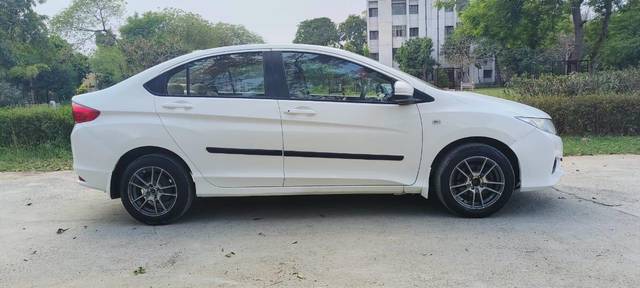 https://images10.gaadi.com/usedcar_image/4607365/original/f32ff2015ff7b6f69bf1b863f717d5d4.jpg?imwidth=6401