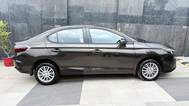 https://images10.gaadi.com/usedcar_image/4607452/original/816efe5a1c883788a1b75a5a6c145304.jpg?imwidth=6401