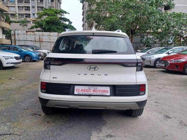 https://images10.gaadi.com/usedcar_image/4607474/original/processed_b4f5382c36b24cb6654e0d13f1464473.jpeg?imwidth=6402