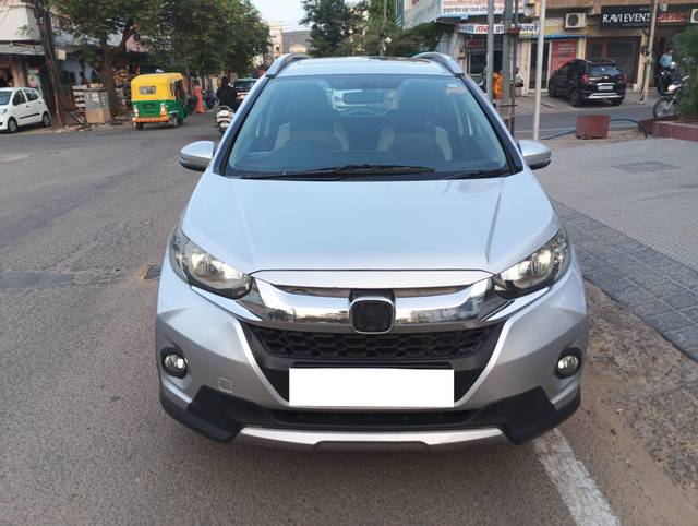 https://images10.gaadi.com/usedcar_image/4607539/original/processed_171a0754fb2f47efa6b7827a5b5d0a33.jpg?imwidth=6402