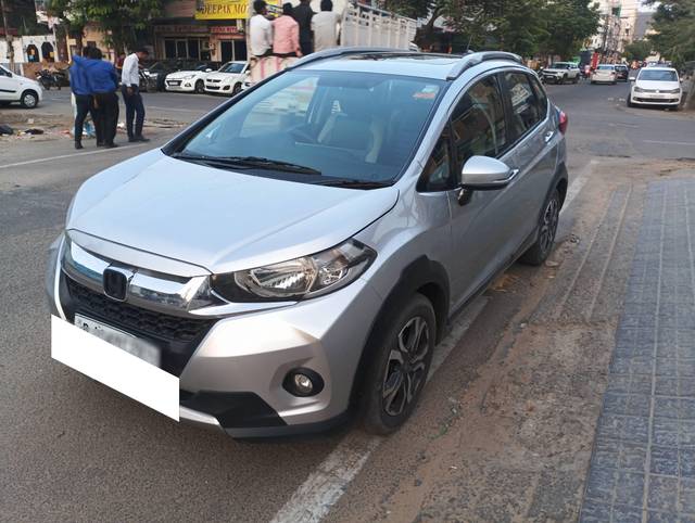 https://images10.gaadi.com/usedcar_image/4607539/original/processed_f62ee121c028b0ca64302882552d76be.jpg?imwidth=6401