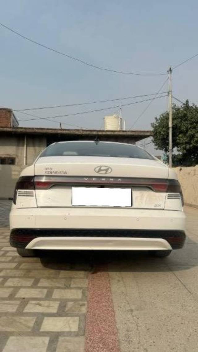 https://images10.gaadi.com/usedcar_image/4607619/original/processed_ae15400d-88f7-4a23-a70b-1ada9594ede5.jpeg?imwidth=6401