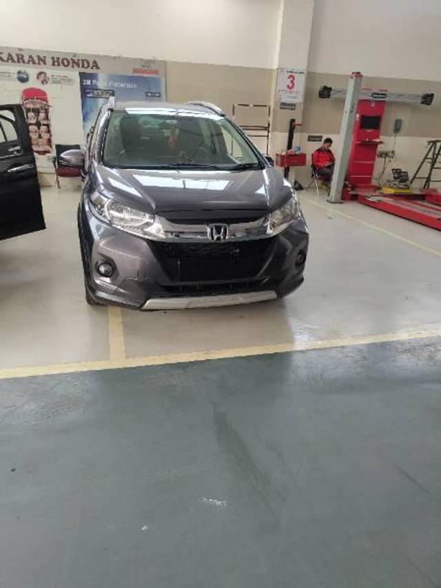 https://images10.gaadi.com/usedcar_image/4607753/original/processed_359cba5e-882d-4eb5-b19c-e2e61b9e817a.jpg?imwidth=6401