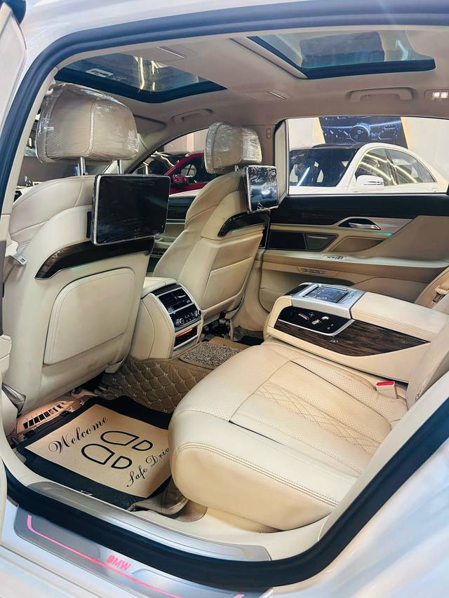 https://images10.gaadi.com/usedcar_image/4607933/original/processed_76ea66c146b9d023596c631dad686f78.jpg?imwidth=6402