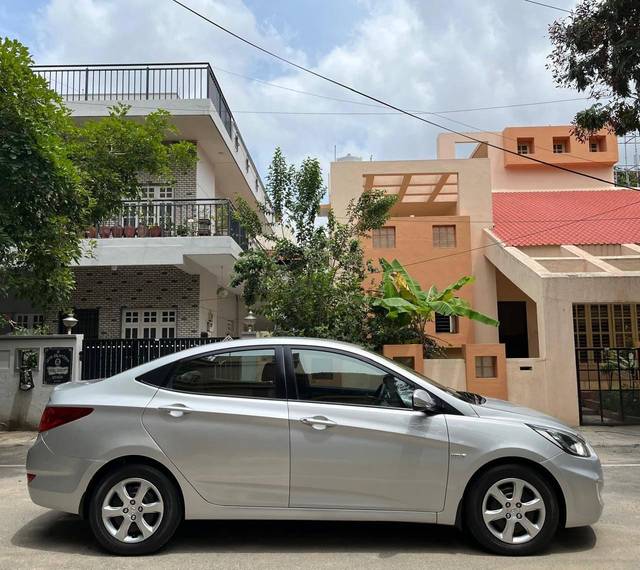 https://images10.gaadi.com/usedcar_image/4607940/original/processed_1ee40595c0cc9713b37e17d215bd7972.jpg?imwidth=6401