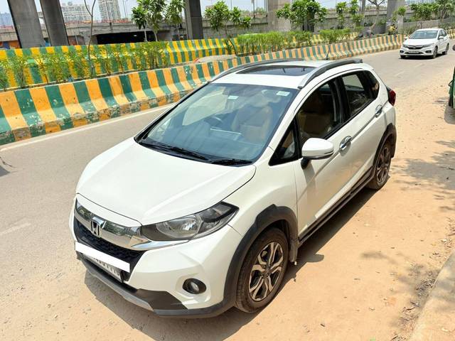 https://images10.gaadi.com/usedcar_image/4607944/original/processed_dcddd9d0-9672-49d3-9506-b34fbda36d4b.jpg?imwidth=6402