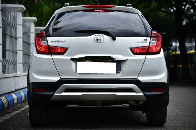 https://images10.gaadi.com/usedcar_image/4607988/original/processed_bc42b18698419d39fdd9994133d28df4.jpg?imwidth=6402