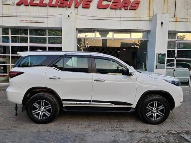 https://images10.gaadi.com/usedcar_image/4607989/original/processed_2335fe61d8fbb6fd08f461d3b7d02337.jpg?imwidth=6401
