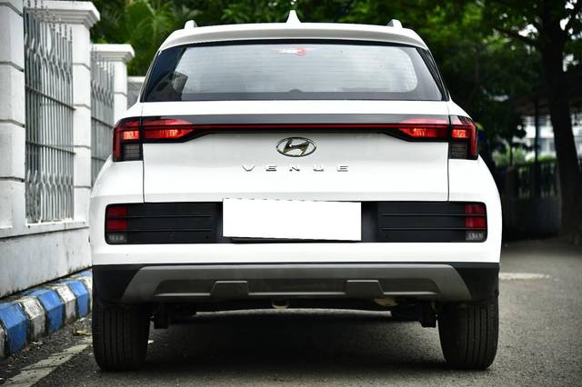 https://images10.gaadi.com/usedcar_image/4608065/original/processed_94c4aef80375a20f2f35bb01d16e4f70.jpg?imwidth=6402