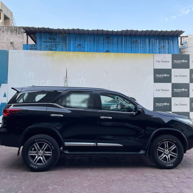https://images10.gaadi.com/usedcar_image/4608257/original/processed_6d2da72b1dcae1bb03025ffaa45f1510.jpg?imwidth=6401