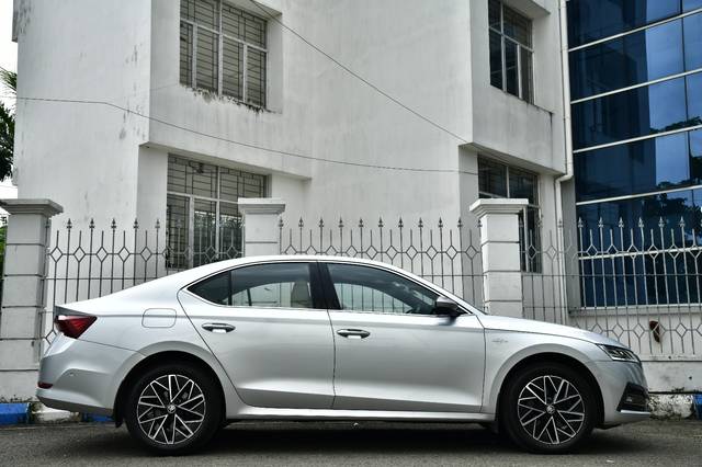 https://images10.gaadi.com/usedcar_image/4608320/original/ca9f1201fd39e97d42ffef9076ecaf27.jpg?imwidth=6401