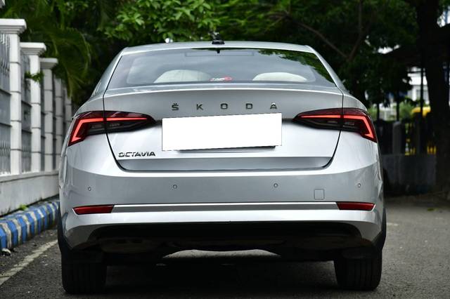 https://images10.gaadi.com/usedcar_image/4608320/original/processed_39b541fcf993c56bd39bf17b88782d19.jpg?imwidth=6402