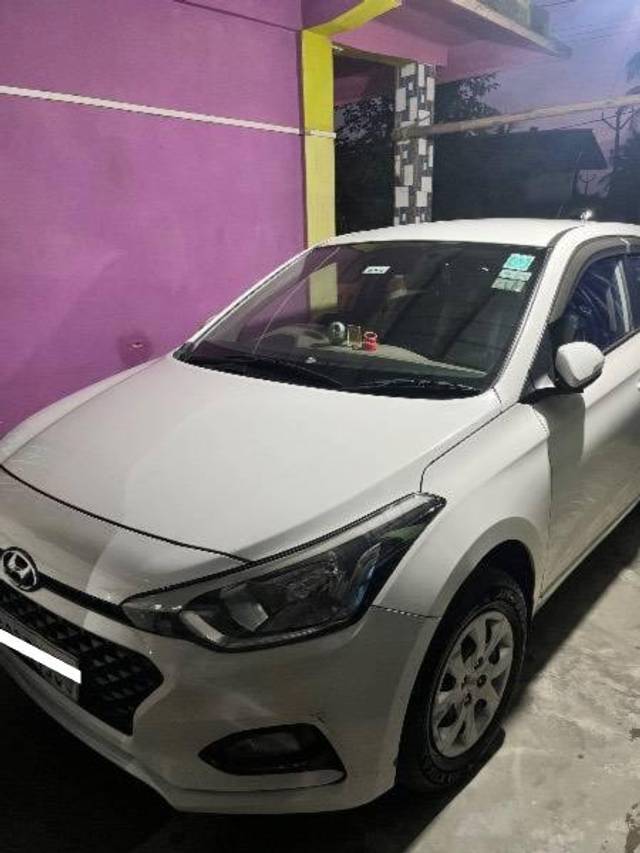 https://images10.gaadi.com/usedcar_image/4608368/original/processed_7bf1ce2d-2428-42a9-bd5a-3c135427fc14.jpeg?imwidth=6400