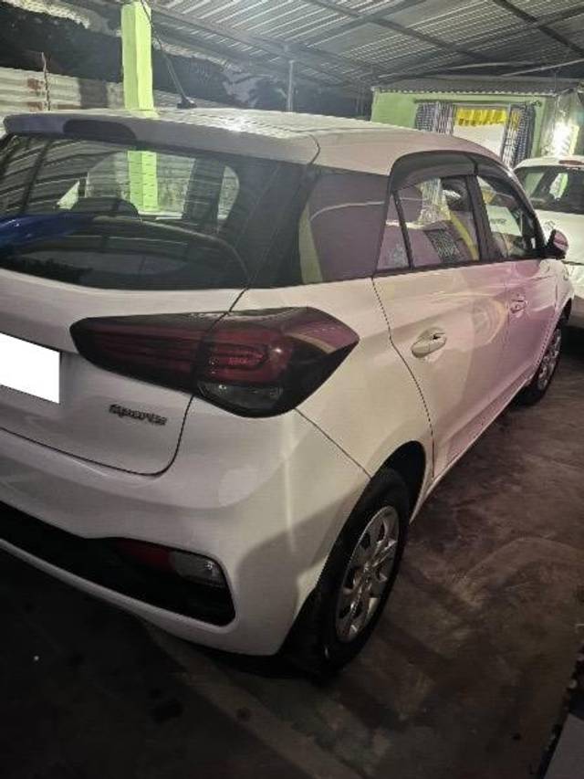 https://images10.gaadi.com/usedcar_image/4608368/original/processed_95a068bf-5497-4e31-ba53-ad92412131c5.jpeg?imwidth=6402