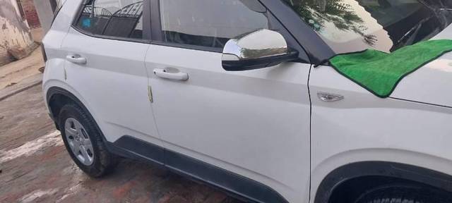 https://images10.gaadi.com/usedcar_image/4608547/original/processed_8df5d685-caa4-47fd-bebb-15383436f73b.jpg?imwidth=6402