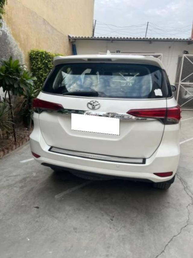 https://images10.gaadi.com/usedcar_image/4608588/original/processed_be6c0d10-d76f-4254-ae01-9bfa078df934.jpg?imwidth=6401