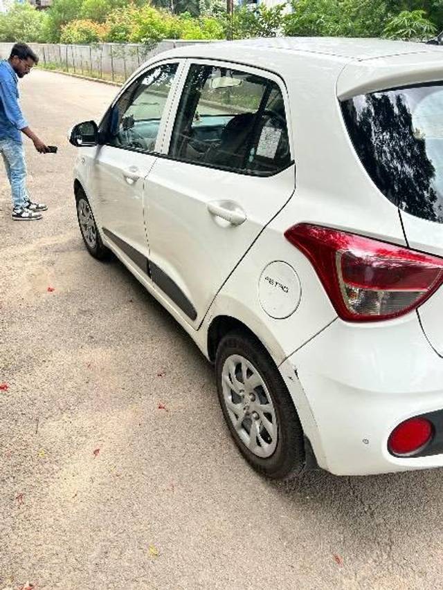 https://images10.gaadi.com/usedcar_image/4608632/original/processed_ee8d118d-a3a1-4c41-ad80-8d6ba0213c02.jpeg?imwidth=6402