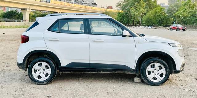 https://images10.gaadi.com/usedcar_image/4608750/original/2ff16cdad17d469a7d298f22a2c319a9.jpg?imwidth=6401